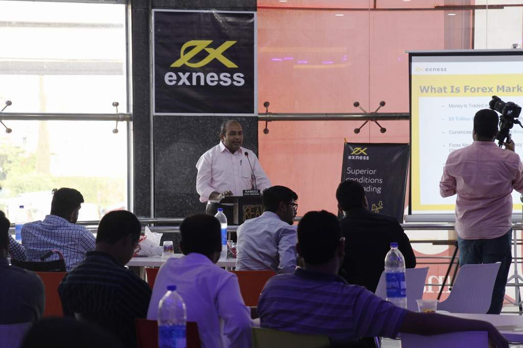Dr. Zia-al-Hassan (ForexGuru) Delivering Forex Training Lecture During Exness.Com Seminar In Islamabad