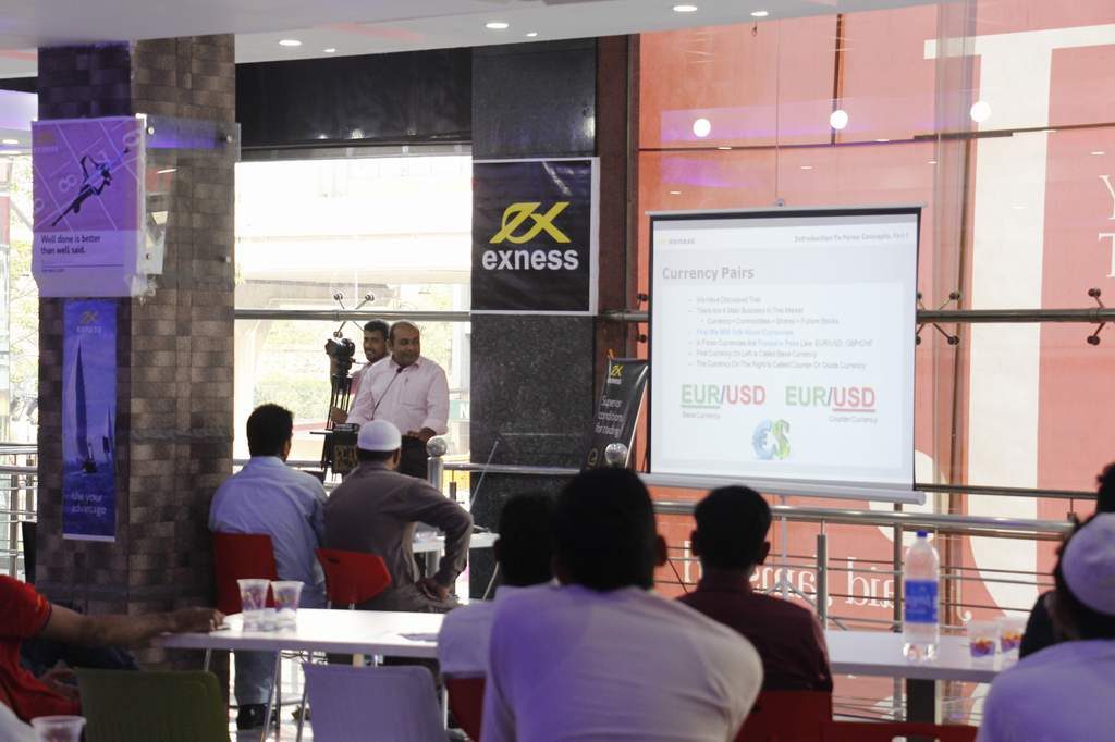 Dr. Zia-al-Hassan (ForexGuru) Delivering Forex Training Lecture During Exness.Com Seminar In Islamabad