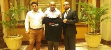 Receiving Gift From Sir Sohail Director Hotforex For Asia Region At Avari Hotel Lahore