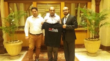 Receiving Gift From Sir Sohail Director Hotforex For Asia Region At Avari Hotel Lahore